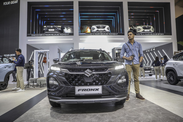 Pragawan berpose saat mobil Fronx di booth Suzuki saat pergelaran pameran otomotif Gaikindo Indonesia International Auto Show (GIIAS) 2025 di ICE BSD, Tangerang, Kamis (24/7). Foto: Aditia Noviansyah/kumparan