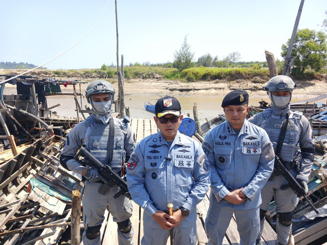 Kepala Stasiun Bakamla Babel, Letkol Bakamla Yuli Eko Prihartanto (tengah), Kamis (24/7/2025). Foto: Dok. Humas Bakamla