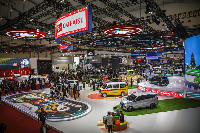 Suasana booth Daihatsu pada pegelaran GIIAS (Gaikindo Indonesia International Auto Show) 2025 di ICE BSD, Tangerang, Kamis (24/7/2025). Foto: Aditia Noviansyah/kumparan