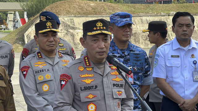 Kapolri Jenderal Polisi Listyo Sigit Prabowo setelah melakukan pantauan udara titik api di Riau, Kamis (24/7/2025). Foto: Dok. Istimewa