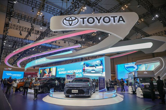 Suasana booth Toyota pada pegelaran GIIAS (Gaikindo Indonesia International Auto Show) 2025 di ICE BSD, Tangerang, Kamis (24/7/2025) Foto: Aditia Noviansyah/kumparan