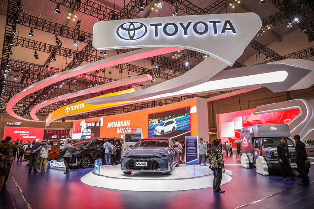 Suasana booth Toyota pada pegelaran GIIAS (Gaikindo Indonesia International Auto Show) 2025 di ICE BSD, Tangerang, Kamis (24/7/2025) Foto: Aditia Noviansyah/kumparan