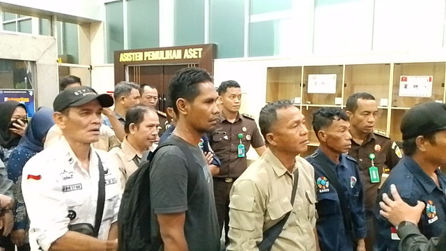 22 Kades dari Lahat saat tiba di Gedung Kejati Sumsel, seusai OTT Kejari Lahat. Foto : Istimewa