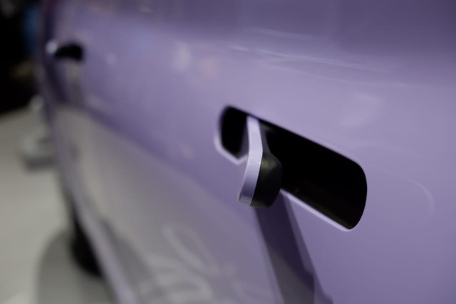 Desain gagang pintu model terlipat ke dalam mobil listrik Jetour x20e. Foto: Aditya Pratama Niagara/kumparan