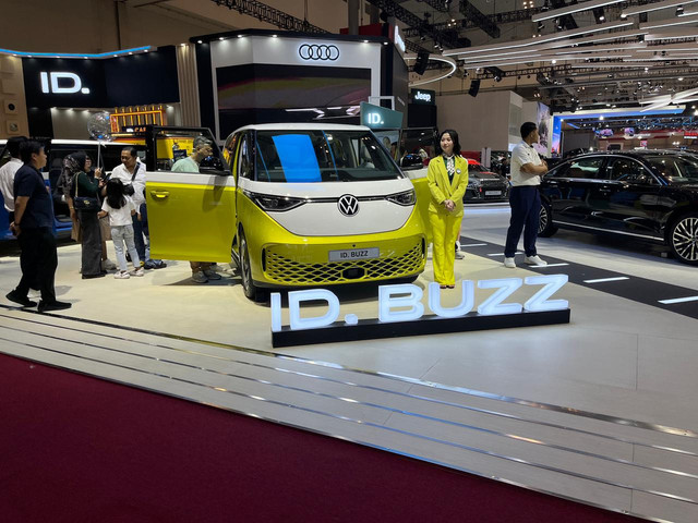 Suasana di both Volkswagen di GIIAS 2025 Foto: Fitra Andrianto/kumparan
