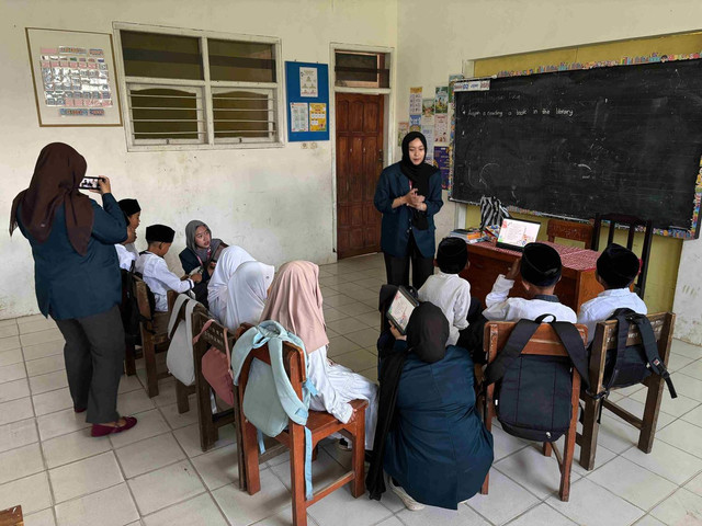 Mahasiswa FBD FISIP UB menyampaikan materi Mini Garden: Menanam Bersama di kelas 4 SD Negeri 2 Wiyurejo.