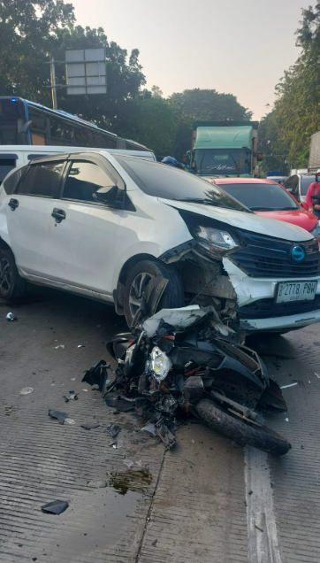 Truk Tabrak Sejumlah Kendaraan di Jalan Perintis Kemerdekaan, Korban Dievakuasi