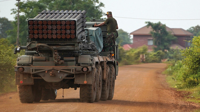 Seorang personel militer Kamboja berdiri di atas peluncur roket ganda BM-21 Grad di Provinsi Oddar Meanchey, sekitar 40 km (24 mil) dari Kuil Ta Moan Thom yang disengketakan, Kamboja, 25 Juli 2025. Foto: REUTERS/Soveit Yarn