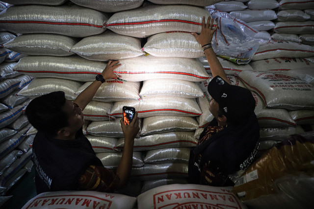 Satgas Pangan Polda Metro Jaya melakukan pengecekan mutu beras dan stabilitas harga di Pasar Induk Cipinang, Jakarta, Jumat (25/7/2025). Foto: Iqbal Firdaus/kumparan