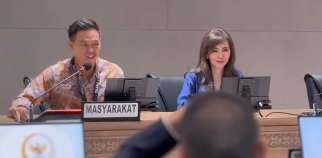 Arnold Putra (kiri) yang pernah berperkara dan sempat ditahan di Myanmar berbicara dengan sejumlah pimpinan DPR di ruang Rapat Pimpinan, Jakarta, Kamis (24/7). Foto: Instagram/ @sufmi_dasco