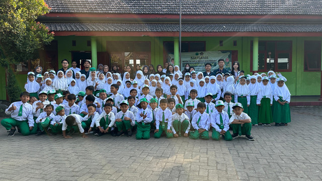 Mahasiswa FISIP UB dengan siswa-siswi MI Mambaul Ulum