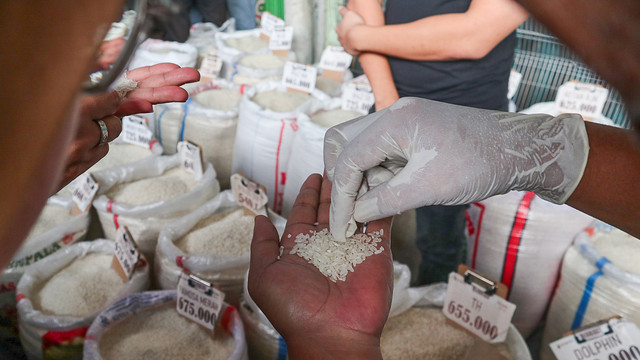 Satgas Pangan Polda Metro Jaya melakukan inspeksi mendadak (sidak) ke sejumlah toko beras di kawasan Pasar Induk Cipinang, Jakarta, pada Jumat (25/7/2025). Foto: Febria Adha Larasati/kumparan