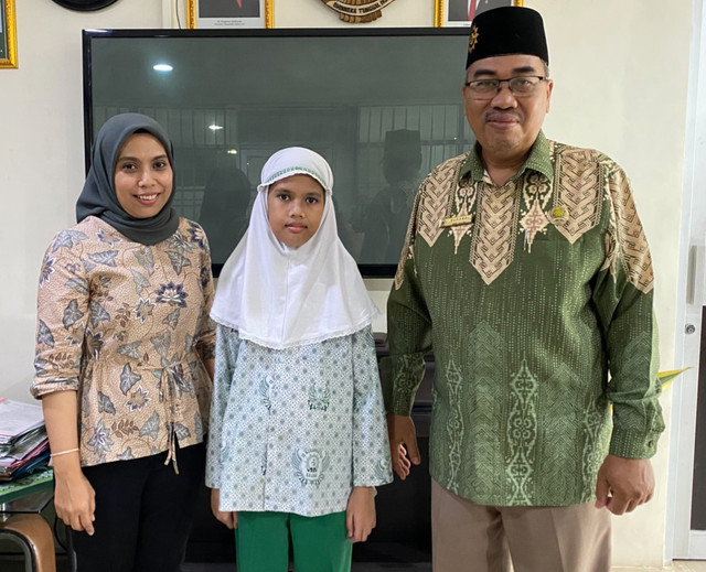 Farisha Bellvania Putri bersama ibunya dan Wakil Kepala Sekolah SD Muhammadiyah Pontianak. Foto: Yulia Ramadhiyanti/HiPontianak
