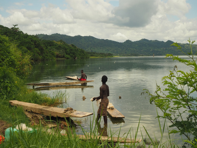 Danau Bosumtwi di Ghana yang terbentuk akibat hantaman meteorit.  Foto: Maria Bernat Astorga/Shutterstock