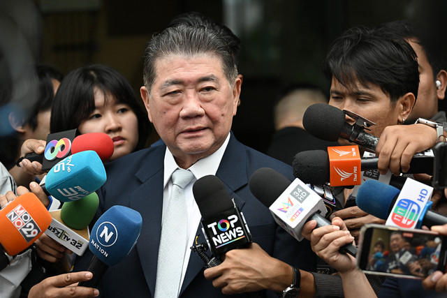 Penjabat Perdana Menteri baru Thailand, Phumtham Wechayachai, berbicara kepada media setelah rapat kabinet di Gedung Pemerintah, Bangkok, pada 3 Juli 2025. Foto: Lillian SUWANRUMPHA / AFP