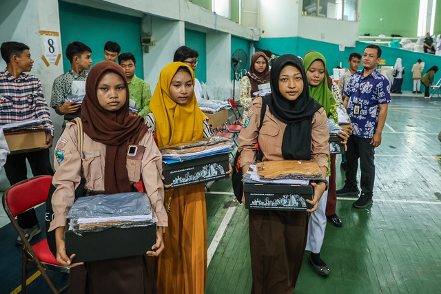 Pembagian seragam gratis untuk siswa SMA/SMK di Surabaya. Foto: Diskominfo Surabaya 