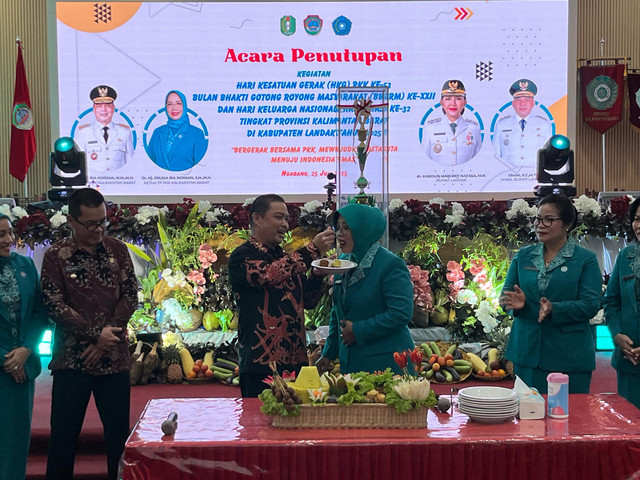 Gubernur Kalbar menyuapkan tumpeng untuk Ketua TP PKK. Foto: Rabiansyah/Hi!PontianK.