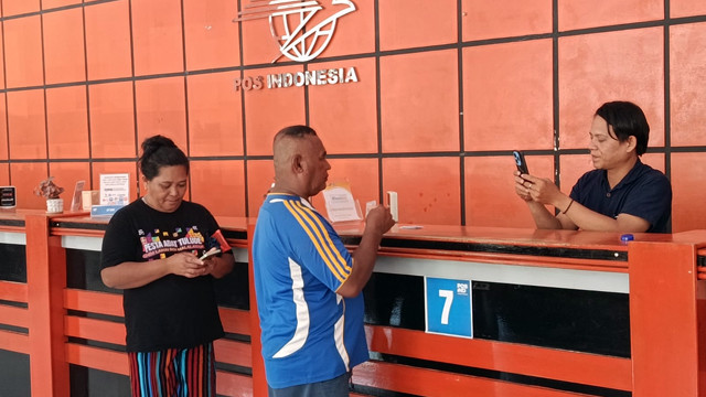 Penerima Bantuan Subsidi Upah (BSU) di Kota Manado, Sulawesi Utara, sedang melakukan pencairan dana di Kantor Pos Indonesia.