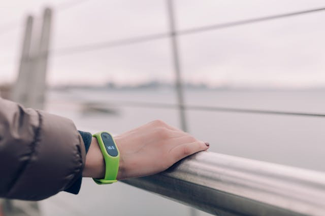 Ilustrasi smartband terbaik di bawah 1 juta. Foto: Burst/Pexels