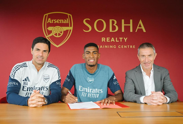 Rekrutan anyar Arsenal, Cristhian Mosquera (tengah). Dok: Instagram @arsenal