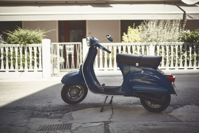 Ilustrasi Cara Merawat Vespa Klasik. Unsplash/Wolfgang Rottmann