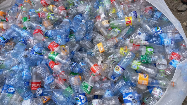 Ilustrasi Manfaat Membuat Meja dari Ecobrick | Unsplash/brighten silas