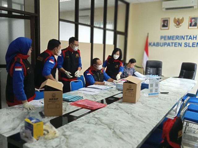Tim Penyidik Kejati DIY saat menggeledah kantor Diskominfo Kabupaten Sleman, Kamis (24/7). Foto: Dok. Kejati DIY