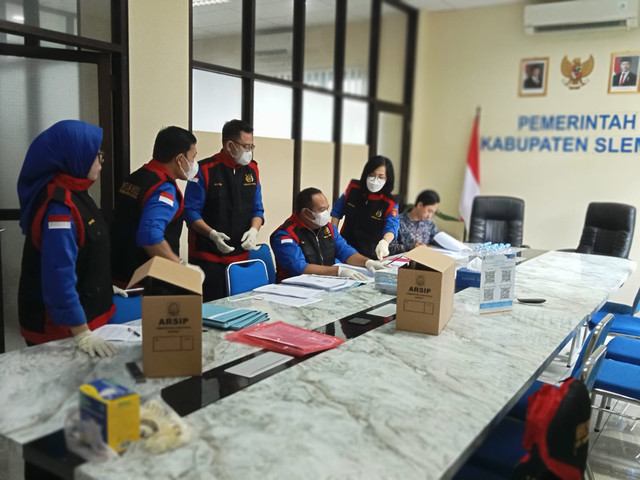 Kejati DIY menggeledah kantor Diskominfo Sleman terkait perkara dugaan tindak korupsi pengadaan bandwidth internet. Foto: Dok Kejati DIY