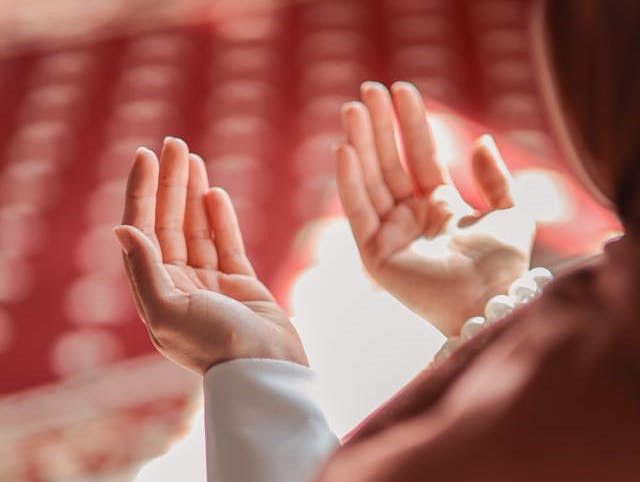 Ilustrasi dzikir dan doa setelah sholat witir. Foto: Pexels/SERHAT TUĞ
