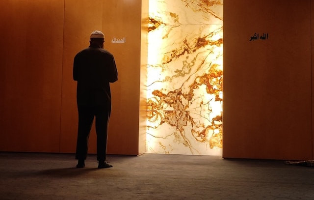 Ilustrasi bacaan sholat subuh dari niat sampai salam. Foto: Unsplash/ANAS MAQSOOD