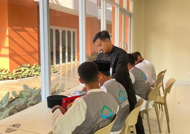 Suasana Literasi di Perpustakaan Ar-Rahmah (Para Siswa sedang membaca, menelaah dan menulis ringkasan buku di Perpustakaan SMA IT Ar-Rahmah Cendekia Tangerang)