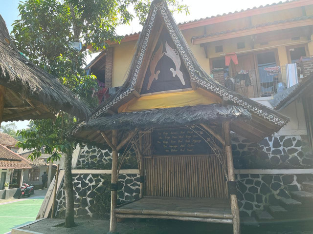 Suasana Kampung Adat Cireundeu, Leuwigajah, Cimahi Selatan, yang memiliki kebiasaan memakan olahan singkong sebagai pangan pokok, Jumat (25/7). Foto: Alya Zahra/kumparan 