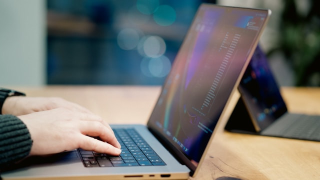 Cara Menggabungkan File PDF dengan Mudah dan Cepat. Foto Hanya Ilustrasi. Sumber Foto: Unsplash.com/Jakub Żerdzicki