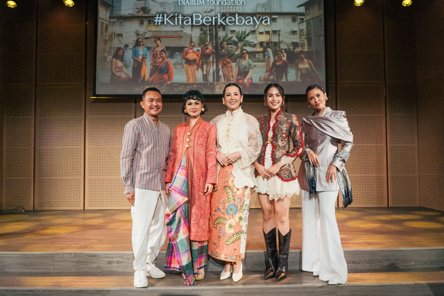 Hagai Pakan (kiri), Konseptor dan Penata Busana #KitaBerkebaya foto bersama dengan Andien, Renitasari Adrian, Maudy Ayunda, Titi Radjo saat konferensi pers film pendek #KitaBerkebaya di Galeri Indonesia Kaya pada Selasa (22/7). Foto: Bakti Budaya Djarum Foundation