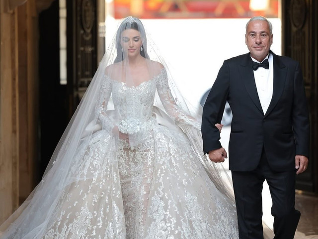 Zein Qutami bersama ayah mertuanya, desainer ternama Elie Saab, di hari pernikahannya dengan Celio Saab. Foto: Instagram/zein_qutami