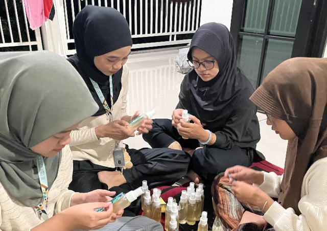 Empat mahasiswa Unair sedang merancang spray insektisida. Foto: Humas Unair