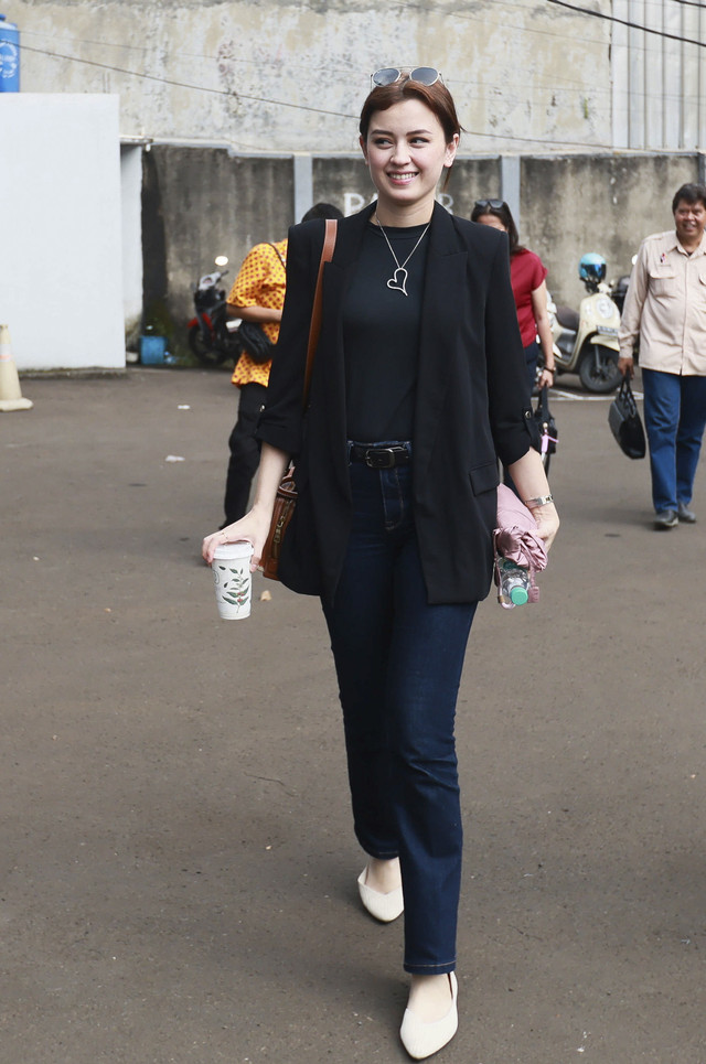 Artis Kimberly Rtyder tiba saat membahas harta bersama Edward Akbar di kantor notaris Di kawasan Kalibata, Jakarta, Jumat, (25/7/2025). Foto: Agus Apriyanto