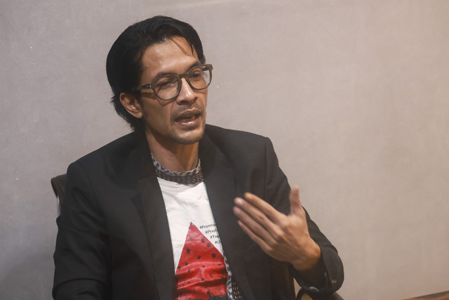 Edward Akbar saat membahas harta bersama Artis Kimberly Reader di kantor notaris Di kawasan Kalibata, Jakarta, Jumat, (25/7/2025). Foto: Agus Apriyanto