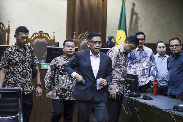 Terdakwa kasus dugaan suap PAW untuk anggota DPR Harus Masiku dan peringatan penyindikan Hasto Kristiyanto berbincang dengan para penasihat hukum saat sidang vonis di Pengadilan Tipikor, Jakarta, Jumat (26/7/2025). Foto: Iqbal Firdaus/kumparan