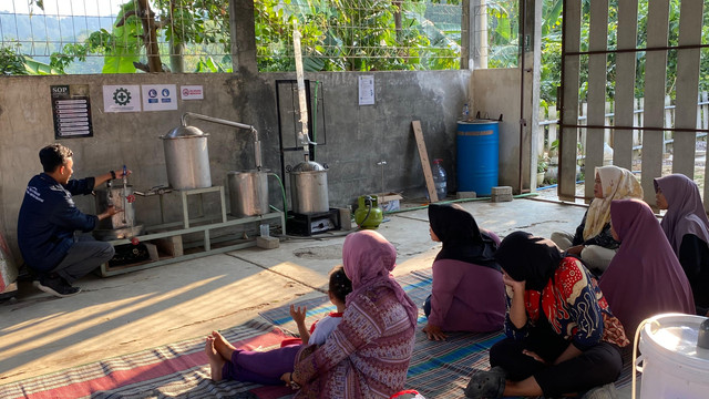 Sosialisasi Steam Distillation dan Biokonversi Limbah Atsiri menjadi Pupuk Organik Bersama KWT Wanadipa Penggaron