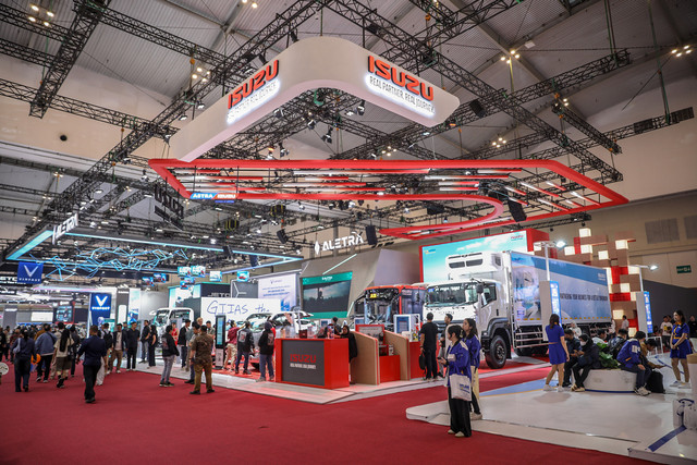 Suasana booth Isuzu saat gelaran pameran otomotif Gaikindo Indonesia International Auto Show (GIIAS) 2025 di ICE BSD, Tangerang, Kamis (24/7/2025). Foto: Aditia Noviansyah/kumparan 