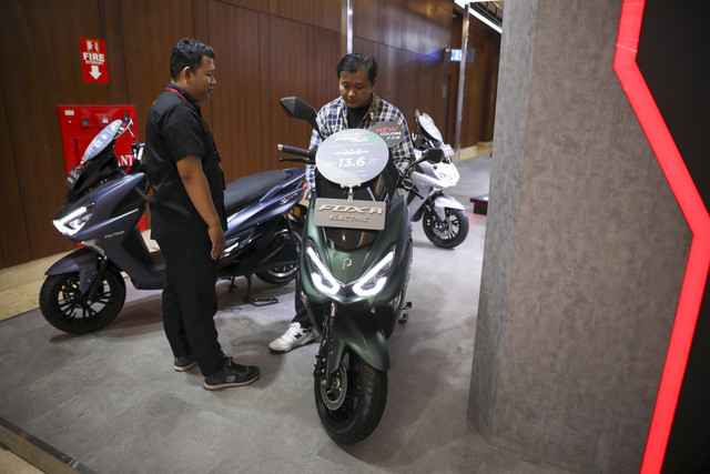 Suasana booth motor Listrik Polytron ditampilkan saat Gaikindo Indonesia International Auto Show (GIIAS) 2025 di ICE BSD, Tangerang, Kamis (24/7/2025). Foto: Aditia Noviansyah/kumparan