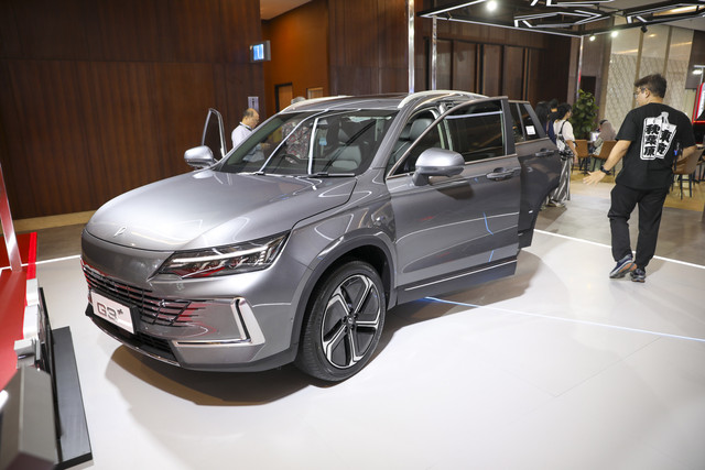 Mobil listrik Polytron G3+ ditampilkan di booth Polytron saat Gaikindo Indonesia International Auto Show (GIIAS) 2025 di ICE BSD, Tangerang, Kamis (24/7/2025).  Foto: Aditia Noviansyah/kumparan