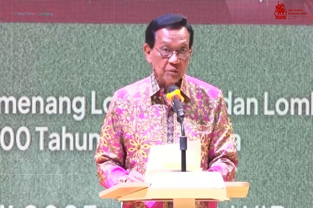 Gubernur DIY, Sri Sultan HB X, saat menjadi keynote speaker dalam acara peringatan 200 tahun Perang Jawa di Perpusnas RI, Jumat (25/7). Foto: Tangkap Layar YouTube Perpusnas RI