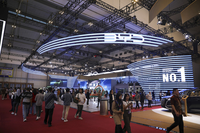 Suasana booth mobil listrik BYD saat Gaikindo Indonesia International Auto Show (GIIAS) 2025 di ICE BSD, Tangerang, Kamis (24/7/2025). Foto: Aditia Noviansyah/kumparan