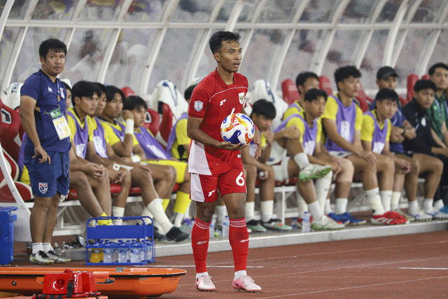 Pemain Timnas Indonesia U-23 Robi Darwis bersiap melakukan lemparan kedalam saat laga melawan Timnas Thailand U-23 pada pertandingan semifinal ASEAN U-23 Mandiri Cup 2025 di Stadion Utama Gelora Bung Karno, Jakarta, Jumat (25/7/2025). Foto: Iqbal Firdaus/kumparan