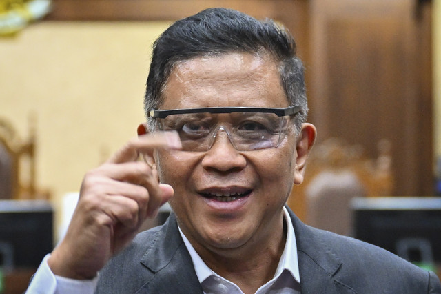 Terdakwa kasus dugaan suap pergantian antarwaktu (PAW) untuk anggota DPR Harun Masiku dan perintangan penyidikan, Hasto Kristiyanto menyampaikan tanggapannya usai menjalani sidang vonis di Pengadilan Tipikor, Jakarta, Jumat (25/7/2025). Foto: Bayu Pratama S/ANTARA FOTO