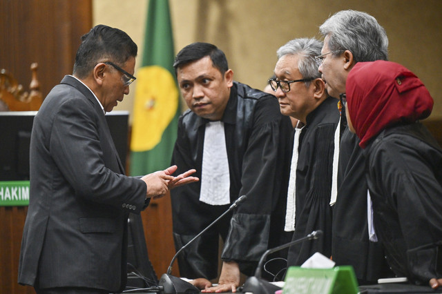 Terdakwa kasus dugaan suap pergantian antarwaktu (PAW) untuk anggota DPR Harun Masiku dan perintangan penyidikan, Hasto Kristiyanto (kiri) berdiskusi dengan kuasa hukumnya usai menjalani sidang vonis di Pengadilan Tipikor, Jakarta, Jumat (25/7/2025). Foto: Bayu Pratama S/ANTARA FOTO