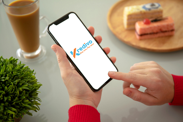 Bayar Kredivo yang bisa dilakukan lewat HP tanpa perlu keluar rumah. Foto: Dok. Kredivo