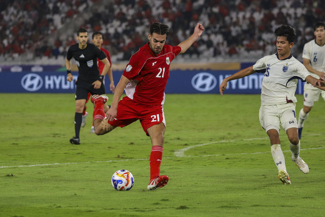 Pemain Timnas Indonesia U-23 Jens Raven menendang bola ke arah gawang Timnas Thailand U-23 pada pertandingan semifinal ASEAN U-23 Mandiri Cup 2025 di Stadion Utama Gelora Bung Karno, Jakarta, Jumat (25/7/2025). Foto: Iqbal Firdaus/kumparan